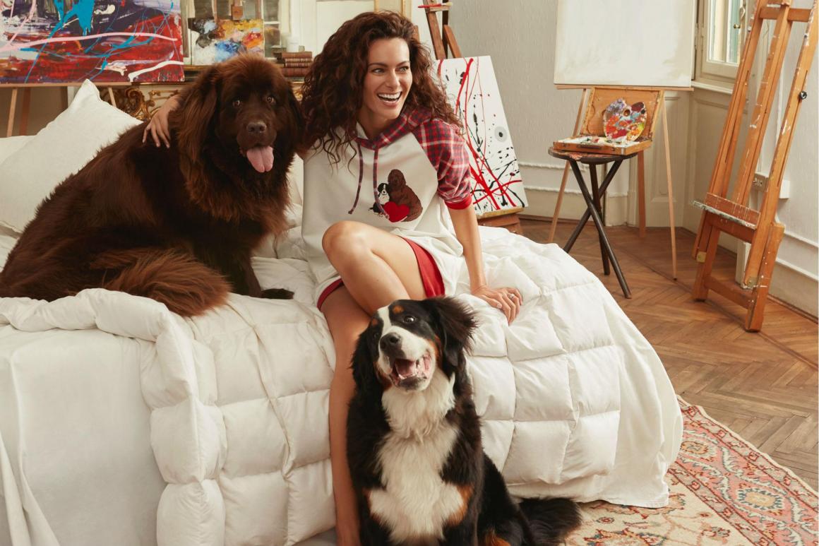 Paola Turani, con i suoi cani, nello shooting di Twinset per presentare la sua capsule collection