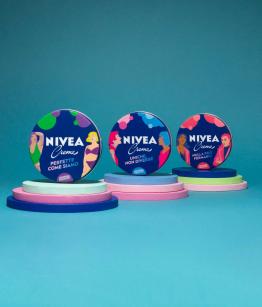 Ecco le tipiche latte di Nivea con le illustrazioni di Freeda