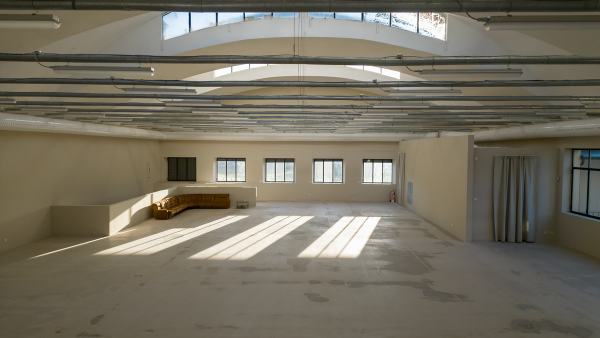 Il nostro hangar total white scelto per lo spot di Daygum Il nostro hangar total white scelto per lo spot di Daygum