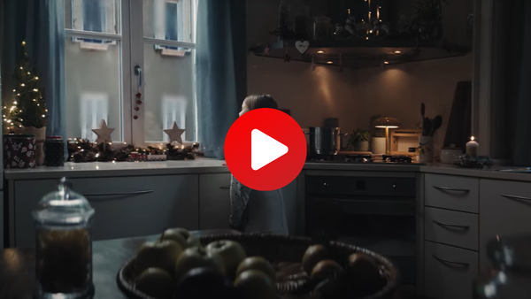 Ecco qui lo Spot Tv di AIL girato alla Location Ametista Cucina a parete della Location Ametista nello Spot Tv natalizio di AIL