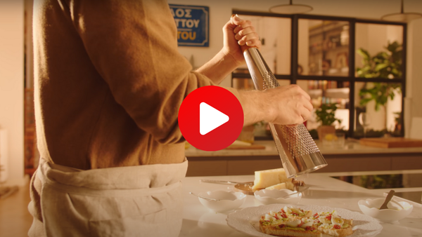 Cucina di un nostro appartamento a Milano nello Spot Tv di Natale 2021 di Alessi
