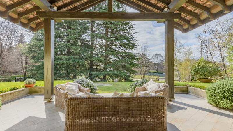 Veranda con vista sul verde con divani e poltrone