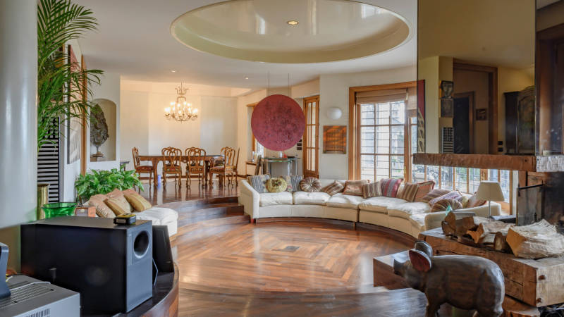 Salotto circolare con parquet