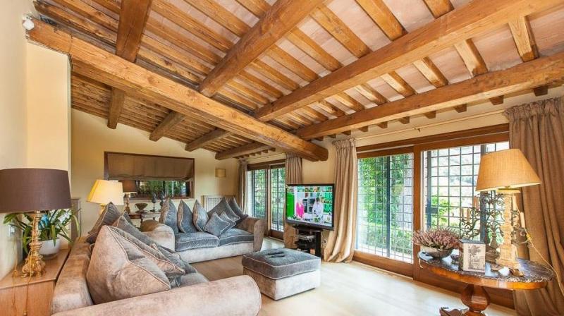 Salotto in legno e divani grigi