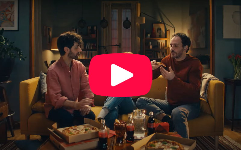 I protagonisti dello Spot Tv di Coca Cola nella zona living della Location Aglio