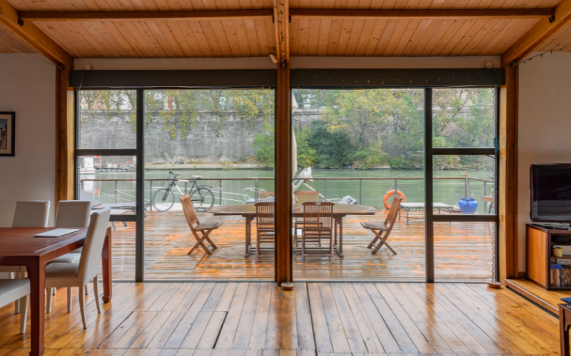 La vista sul Tevere dalle porte-finestre della sala della Location Davis La vista sul Tevere dalle porte-finestre della sala della Location Davis