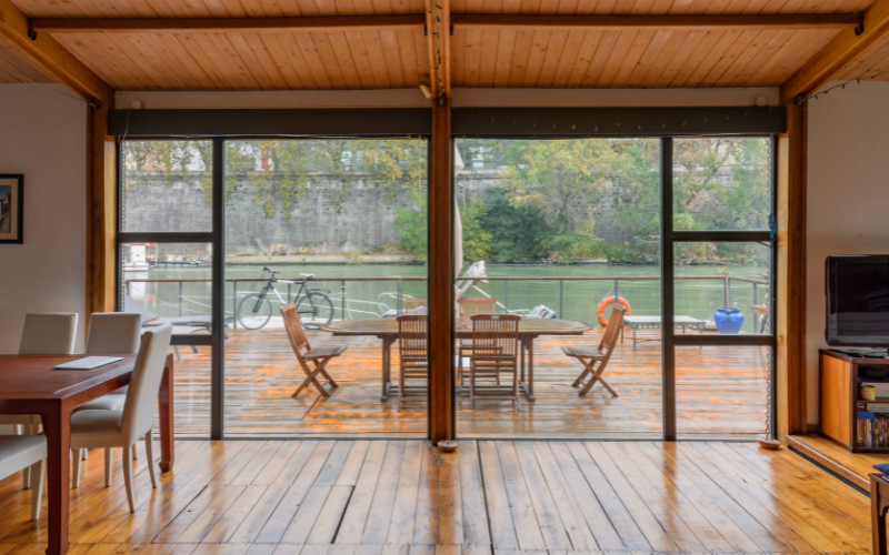 La vista sul Tevere dalle porte-finestre della sala della Location Davis