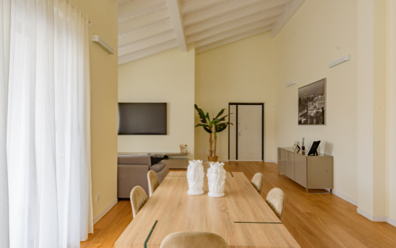 Zona living con travi bianche a vista sul soffitto della Location Sibuyan Zona living con travi bianche a vista sul soffitto della Location Sibuyan