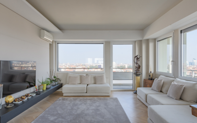 La sala con grandi vetrate e vista sullo skyline della Location Alabastro La sala con grandi vetrate e vista sullo skyline della Location Alabastro