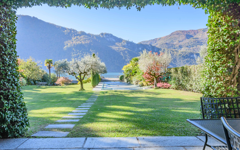Il giardino con vista su lago e montagne della Location Cecia Il giardino con vista su lago e montagne della Location Cecia