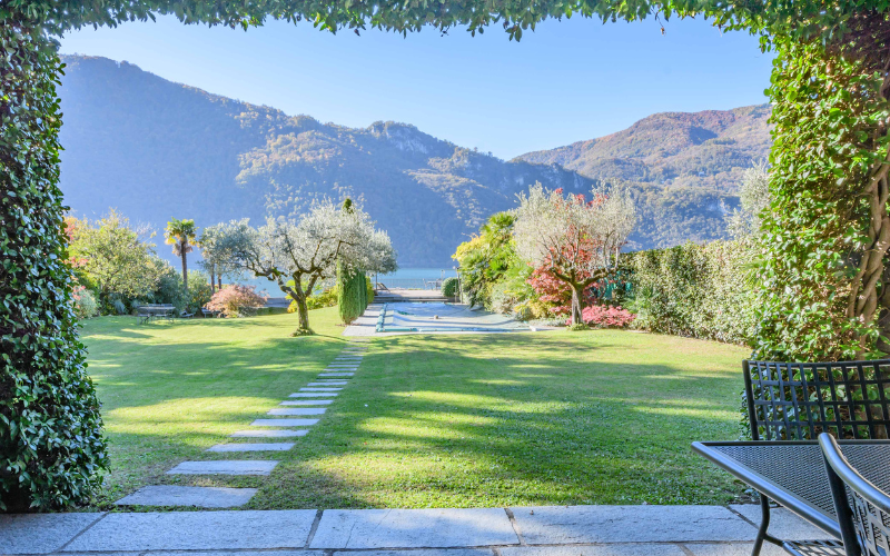 Il giardino con vista su lago e montagne della Location Cecia