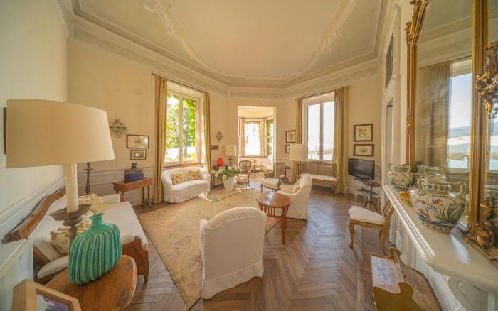 Il salone con parquet, boiserie e specchio