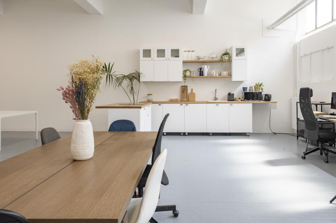 Vista sulla cucina dello studio fotografico a noleggio a Milano