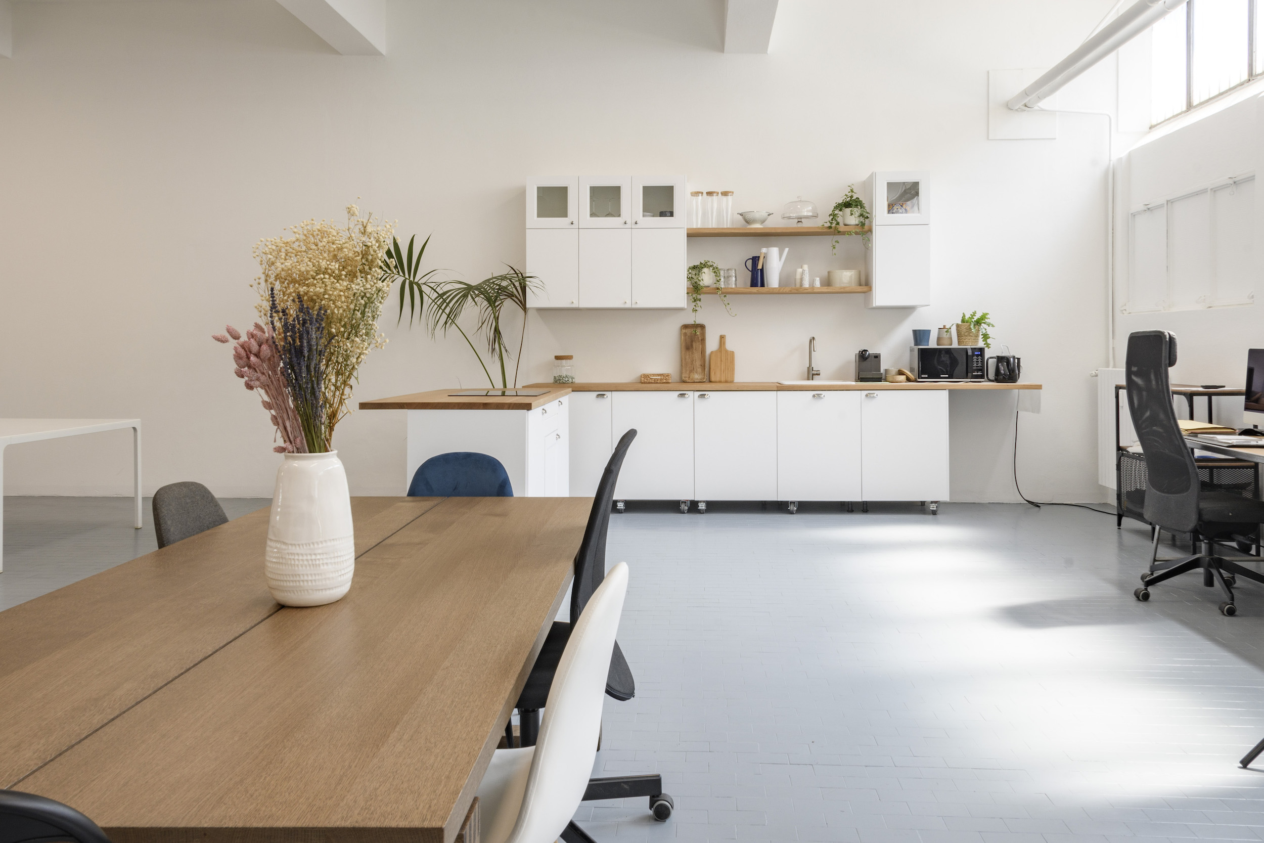 Vista sulla cucina dello studio fotografico a noleggio a Milano