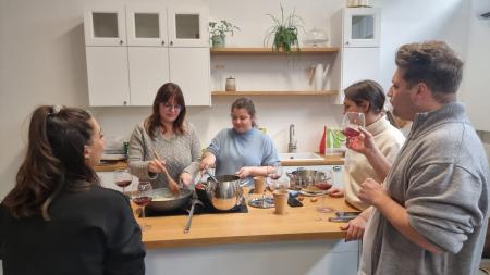 Una giornata passata a cucinare insieme nell'ufficio di Pachira