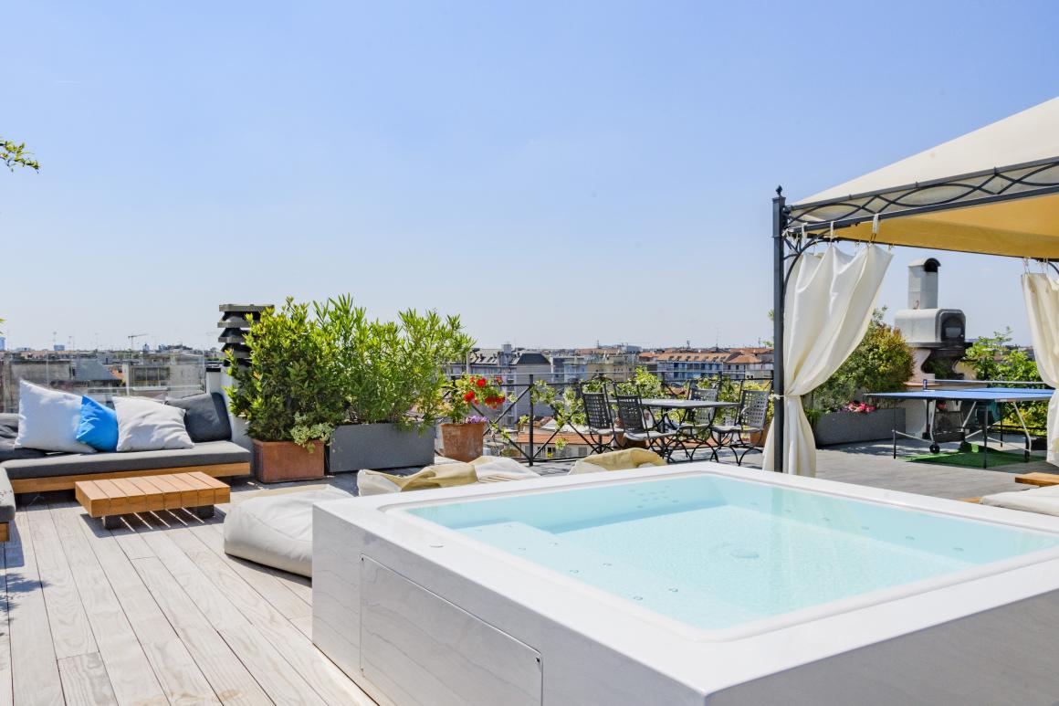 La vasca idromassaggio sulla terrazza con gazebo