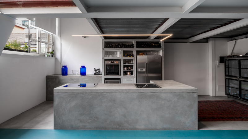 Cucina a isola in stile industriale con pavimento in resina