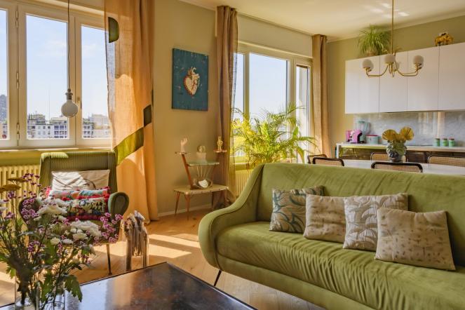 Appartamento a Milano in stile bohemian jungle con arredi vintage