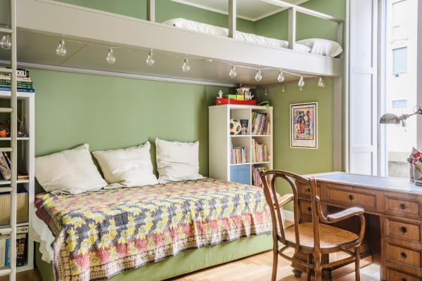  Camera da letto con soppalco, pareti verdi e parquet