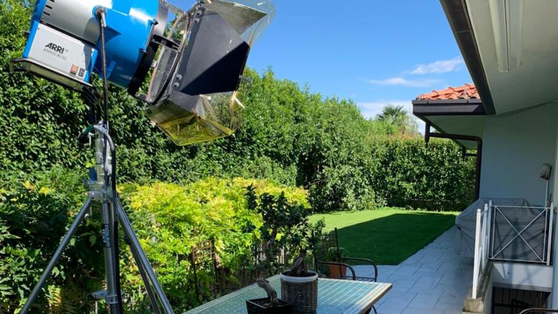 Faretto nel giardino di una location