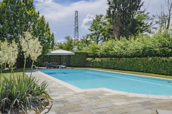 Piscina nel giardino della location