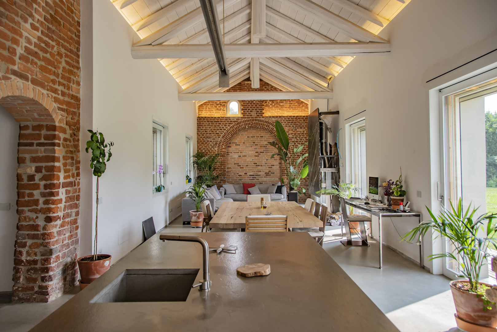 Cascina ristrutturata in chiave moderna