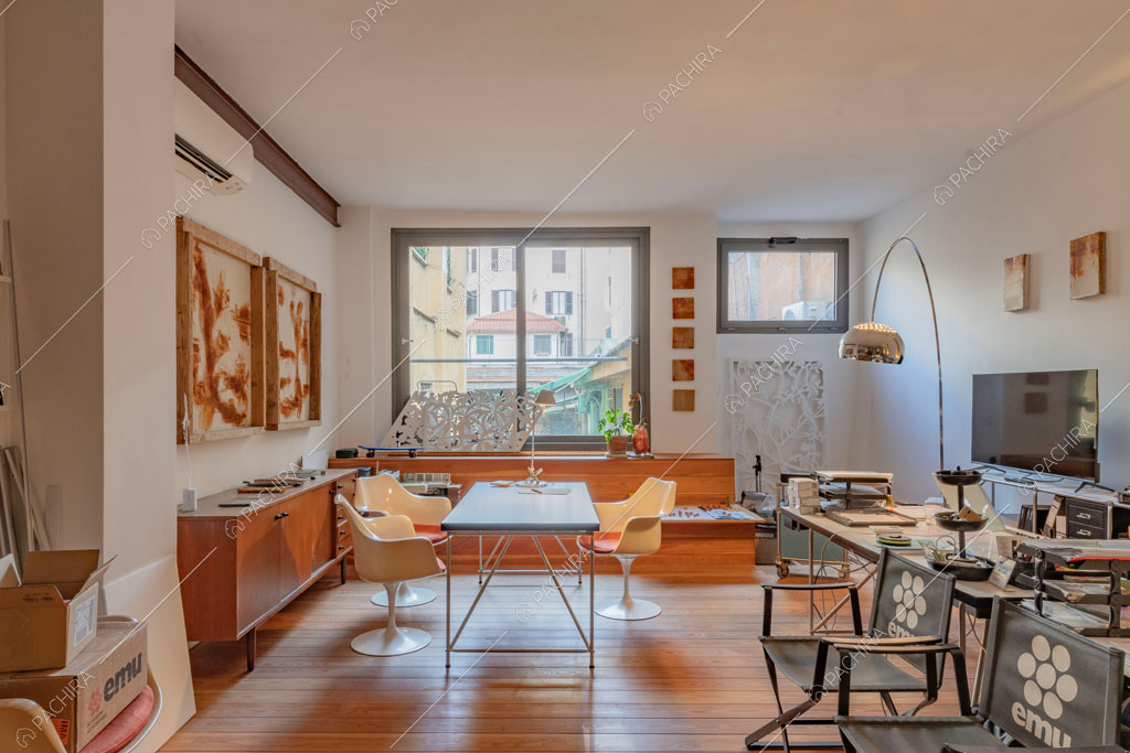 Studio con pavimento in parquet dell'espositivo Couve, location in stile contemporaneo a Roma