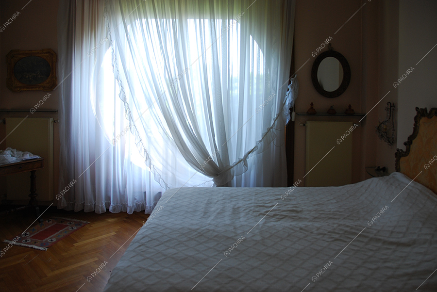 Camera da letto della villa Acetosa, location in stile vintage a Lecco