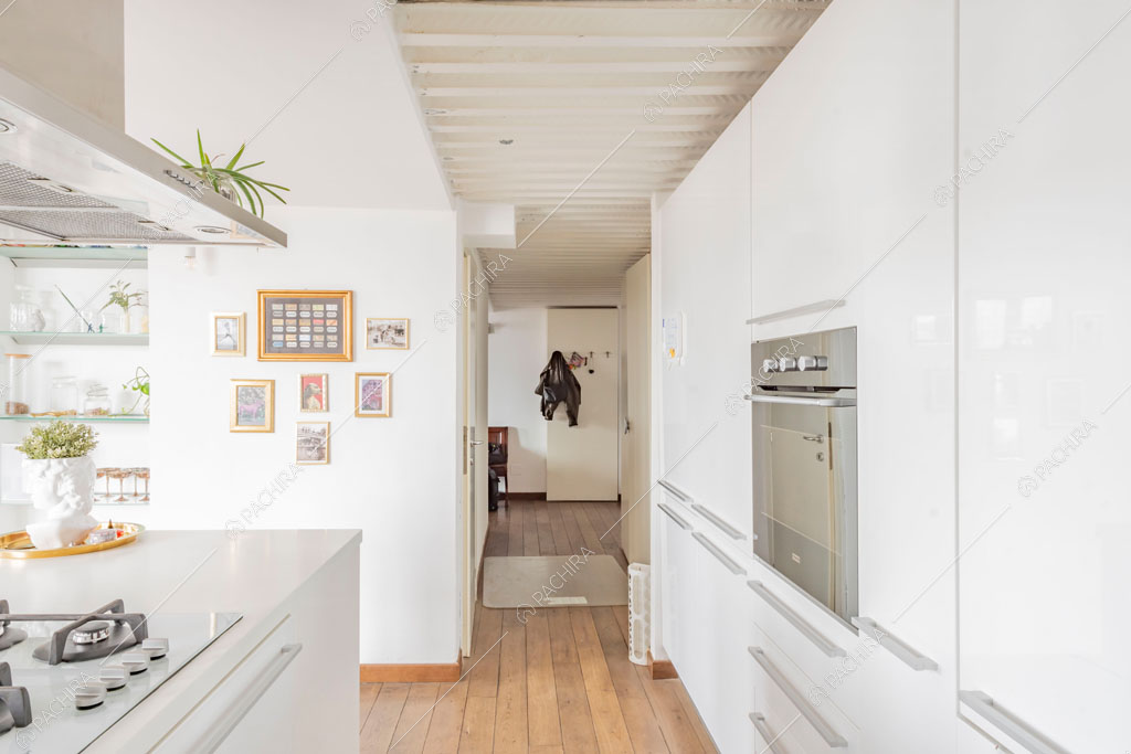 Cucina bianca del loft Cardamomo, location in stile contemporaneo a Milano