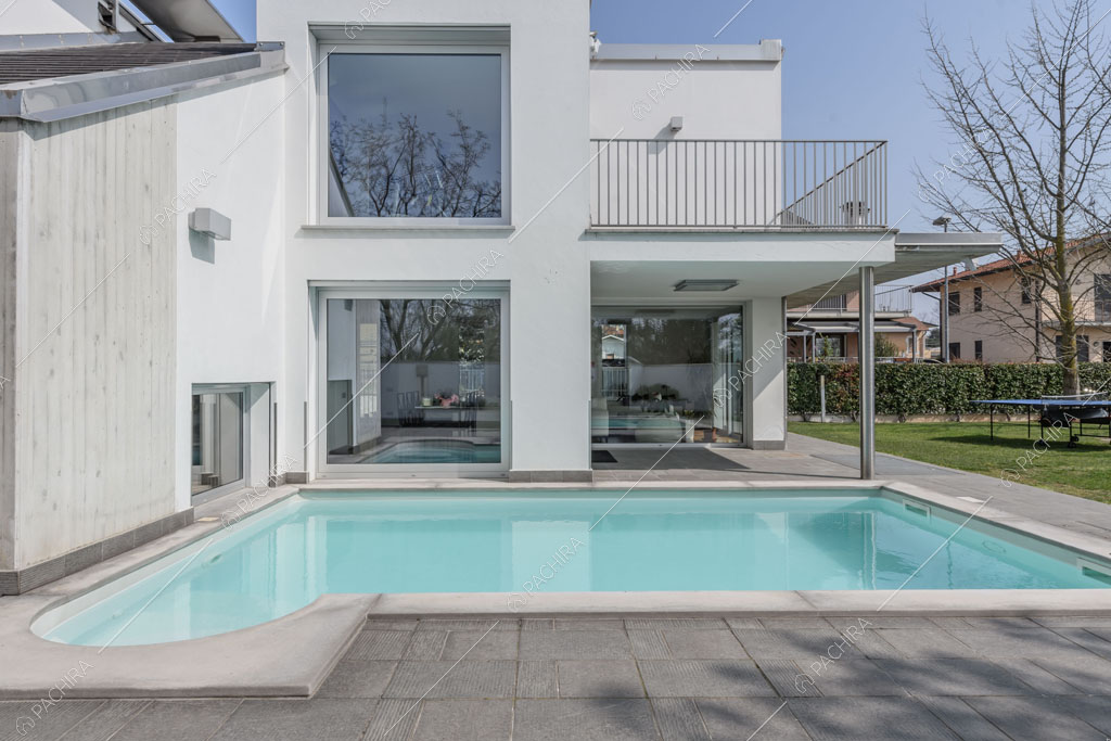 Piscina della villa Lilium, location in stile moderno in Provincia di Milano