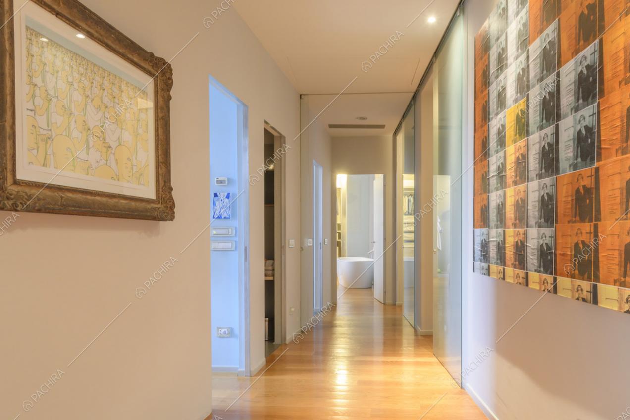 Prospettiva sul corridoio con quadri in stile contemporaneo