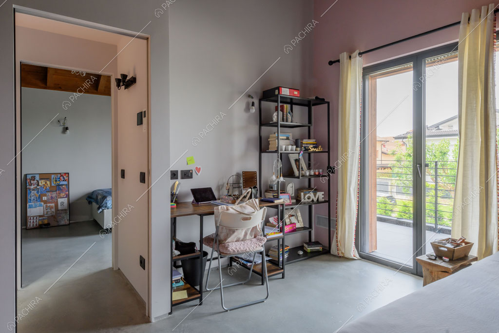 Camera con porta finestra della villa Aral, location in stile contemporaneo a Monza