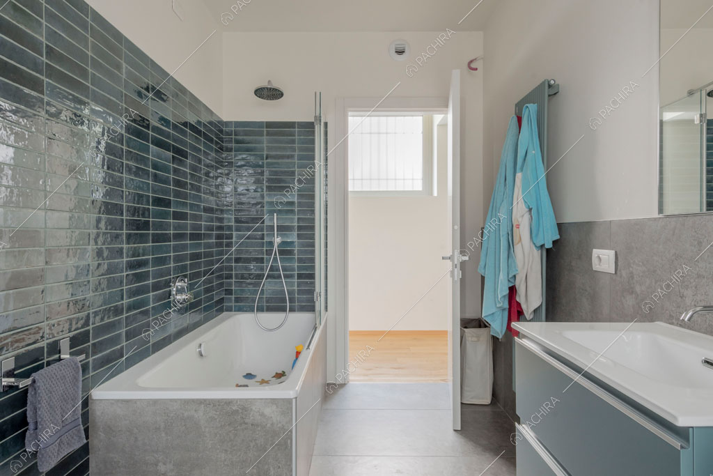 Luminoso bagno della villa Eiger, location in stile moderno a Monza