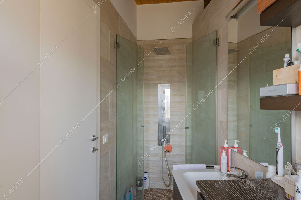 Bagno con box doccia della villa Matico, location in stile contemporaneo a Roma