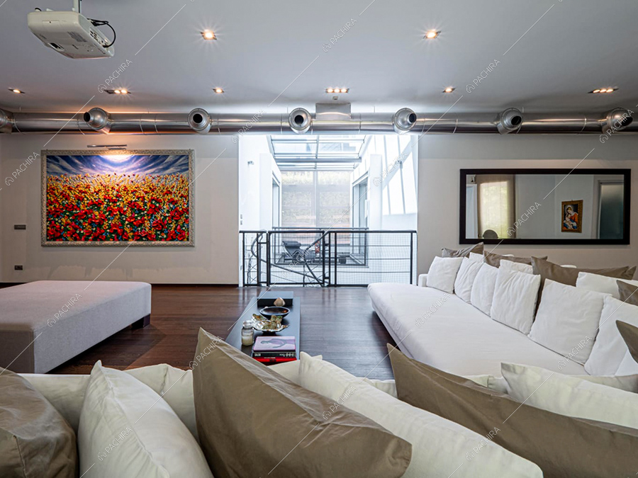 Zona living della villa Moonstone, location in stile moderno a Milano