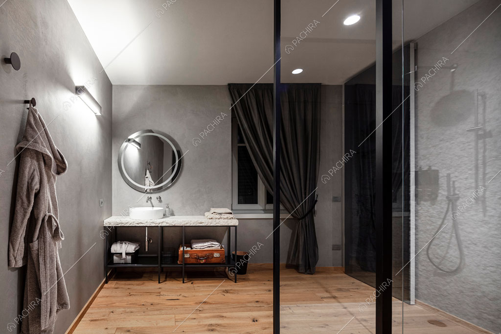 Grande bagno con pareti grigie della villa Ghibli, location in stile contemporaneo a Verona