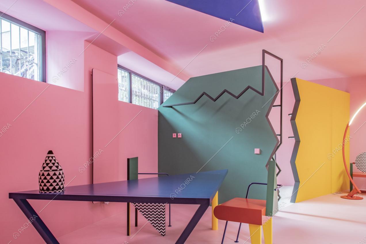 Piccole finestre per illuminare il loft color rosa