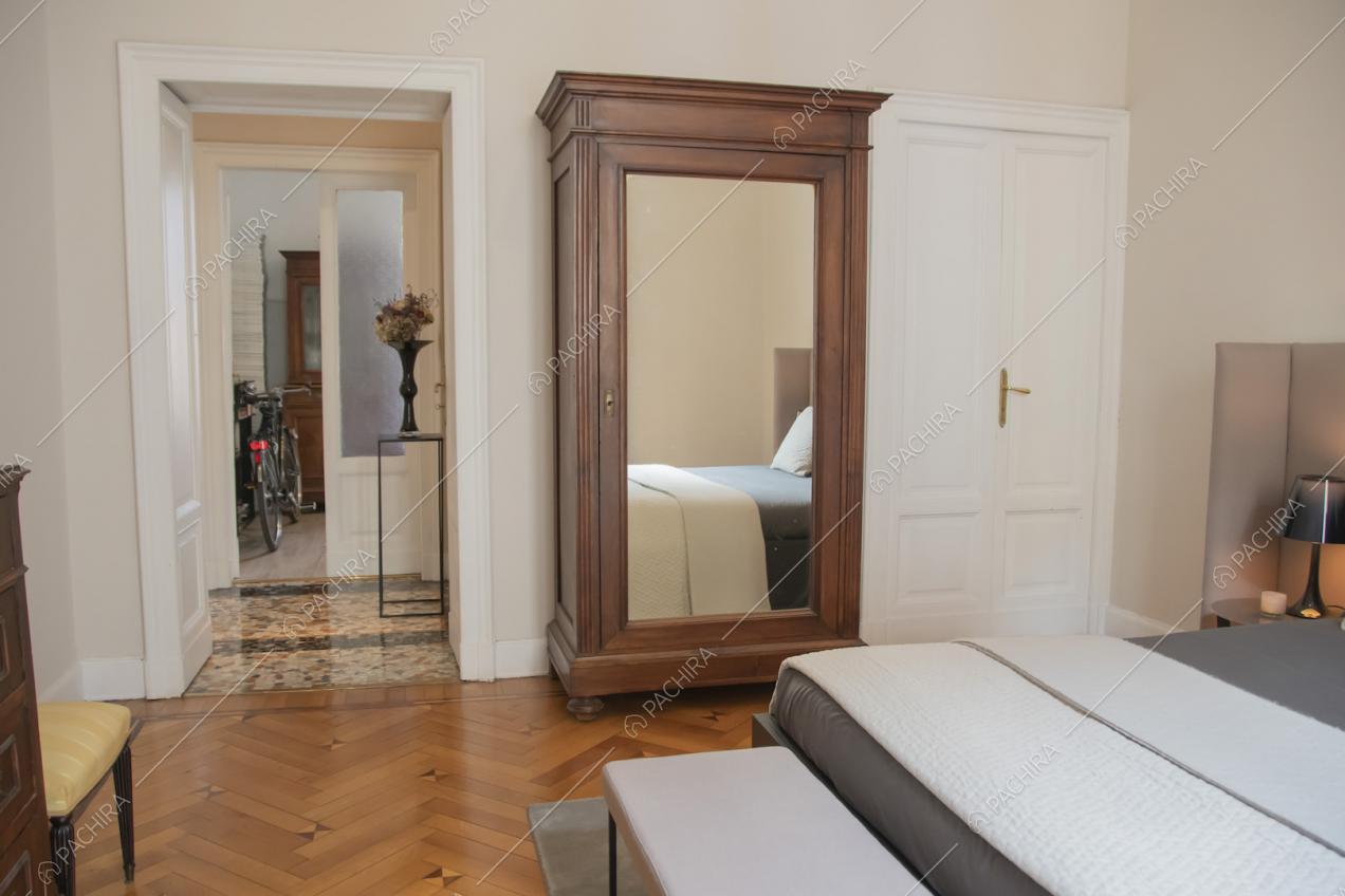 Armadio d'epoca in legno con specchio sul davanti