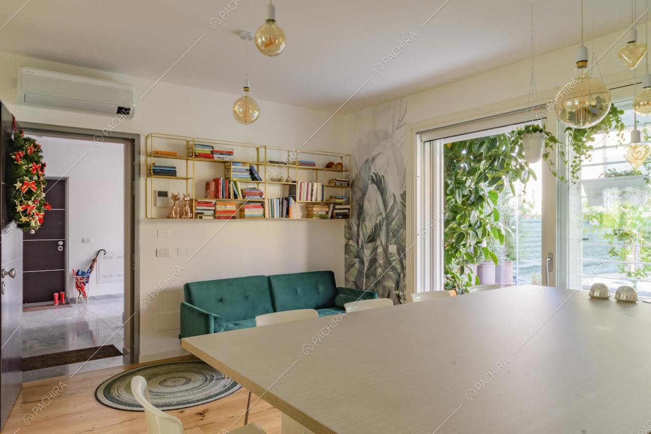 Ingresso che si affaccia sull'open space con pavimento in parquet