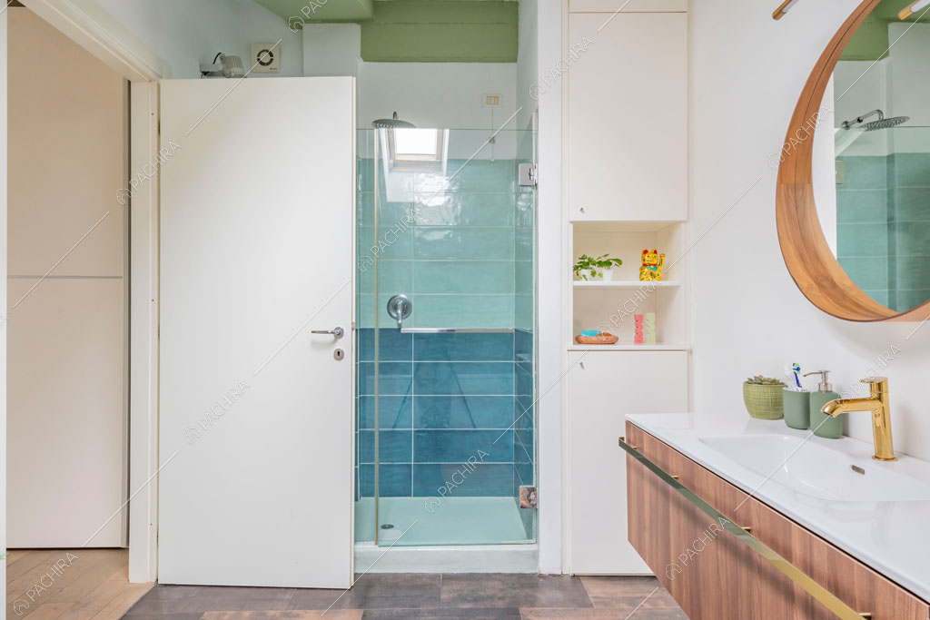 Bagno con box doccia del loft Cardamomo, location in stile contemporaneo a Milano