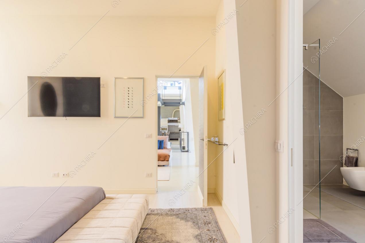Dalla camera da letto matrimoniale vista sul bagno privato e sulla zona living