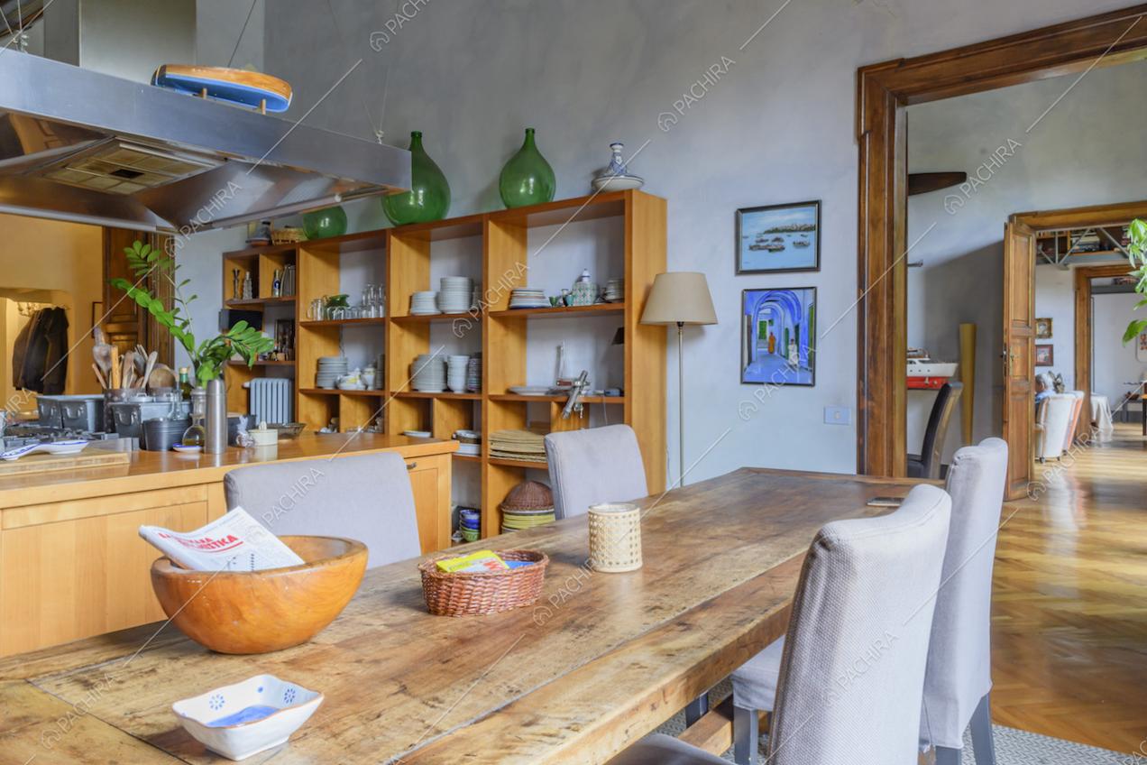 Lungo tavolo da pranzo in legno con sedie in stoffa