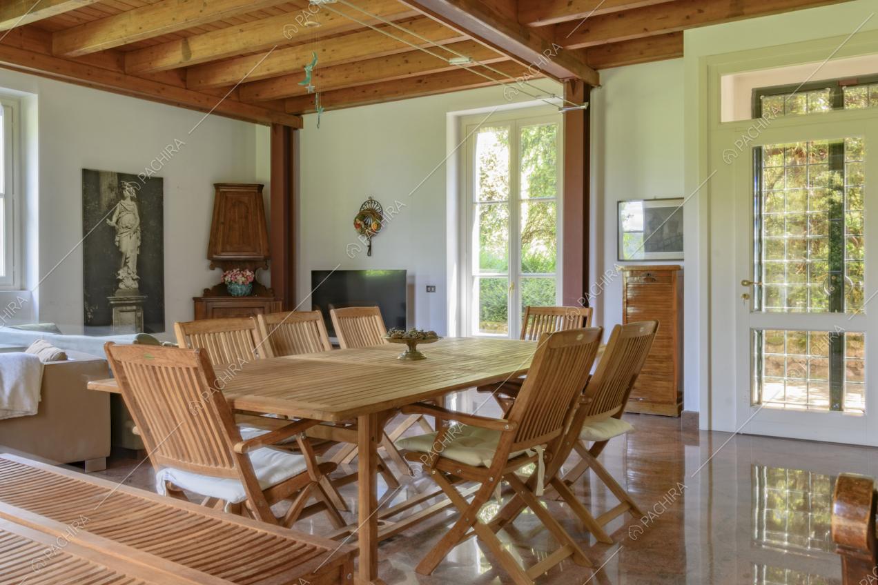 Sala da pranzo con tavolo e sedie in legno