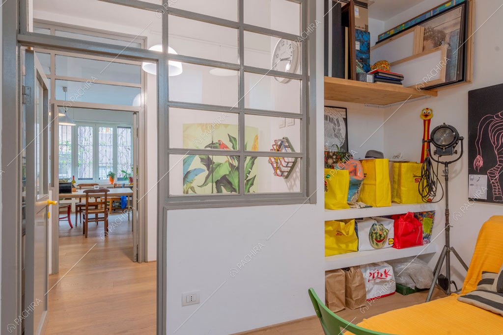 Salotto dell'appartamento Mungo, location in stile contemporaneo a Milano