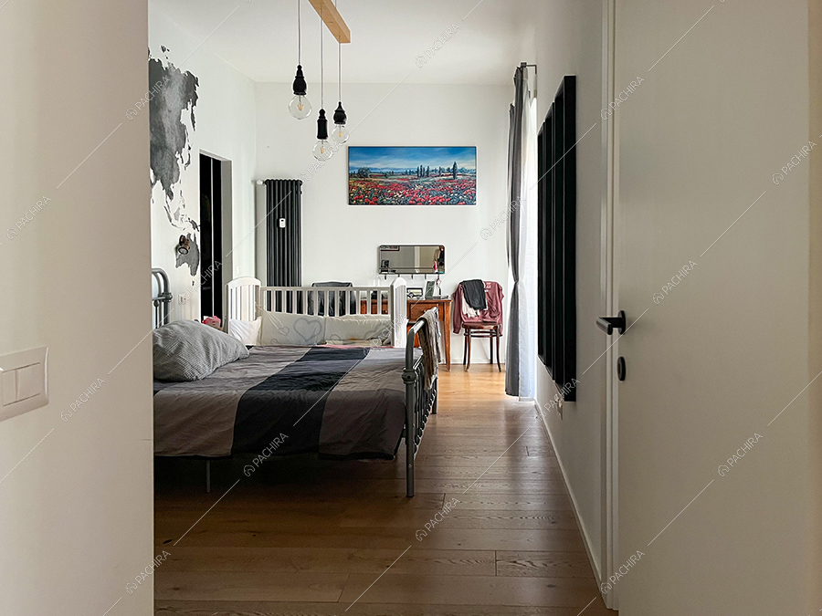 Camera da letto dell'appartamento Orange, location in stile industriale a Roma