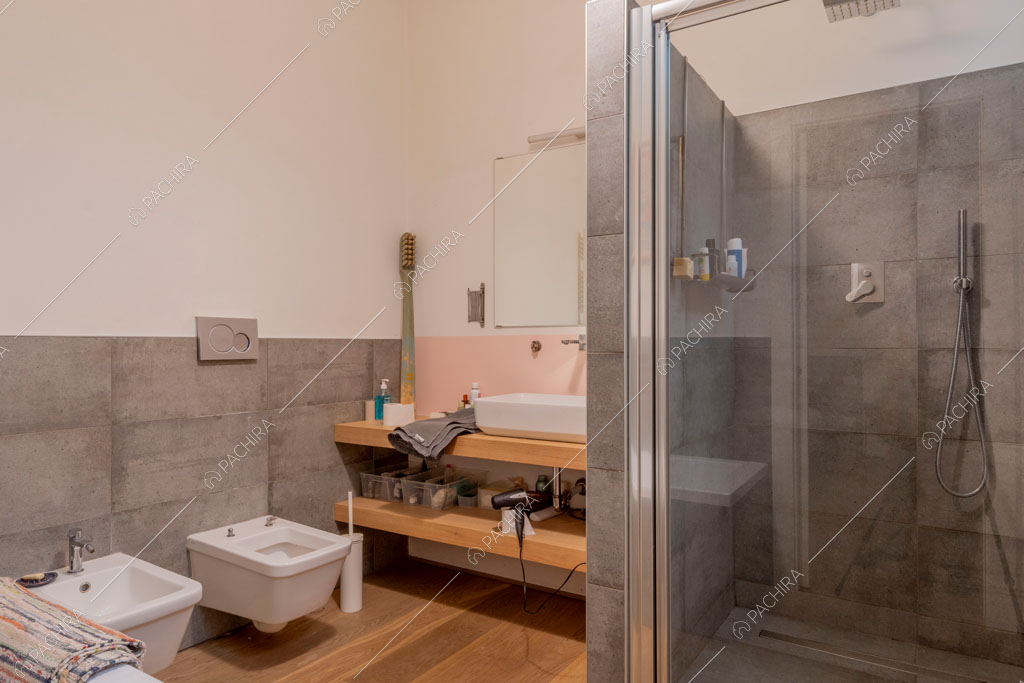 Bagno dell'appartamento Mungo, location in stile contemporaneo a Milano