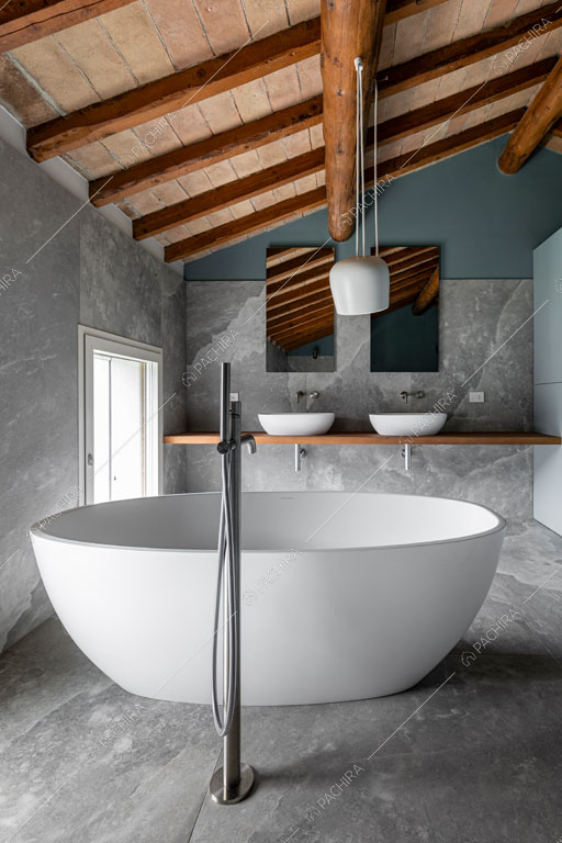 Bagno della villa Makalu, location in stile contemporaneo a Brescia
