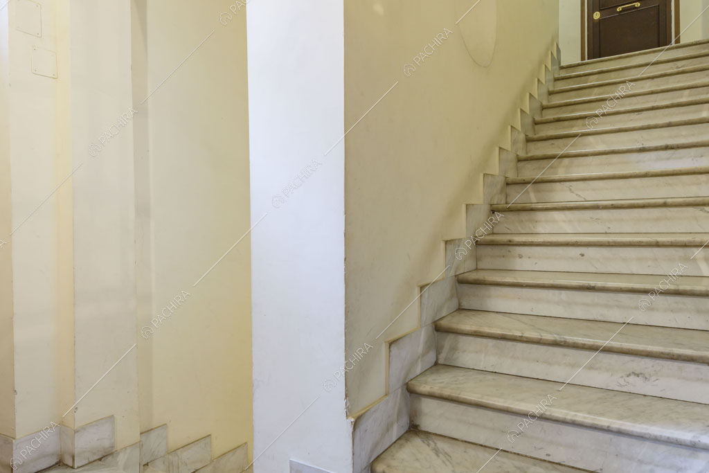 Scale dell'appartamento Roobois, location in stile insolito a Roma