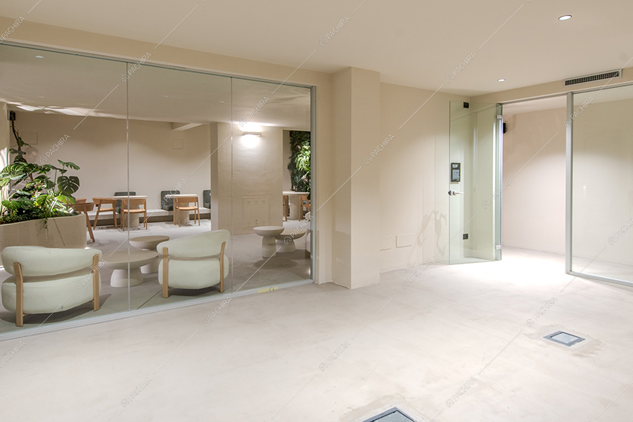 Ingresso dell'espositivo Tatra, location in stile contemporaneo a Milano