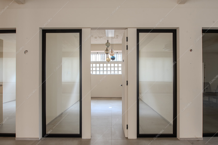 Sala dell'espositivo Tipuana, location in stile contemporaneo a Milano